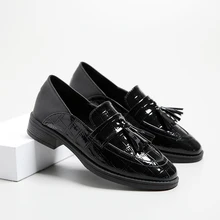 Модная обувь «Челси» в британском стиле с бахромой для студентов; с перфорацией типа «броги» женская обувь на плоской подошве в ретро-стиле, квадратный носок, оксфорды, лофтеры под змеиную кожу женские туфли под платье; имитация кожи рептилии