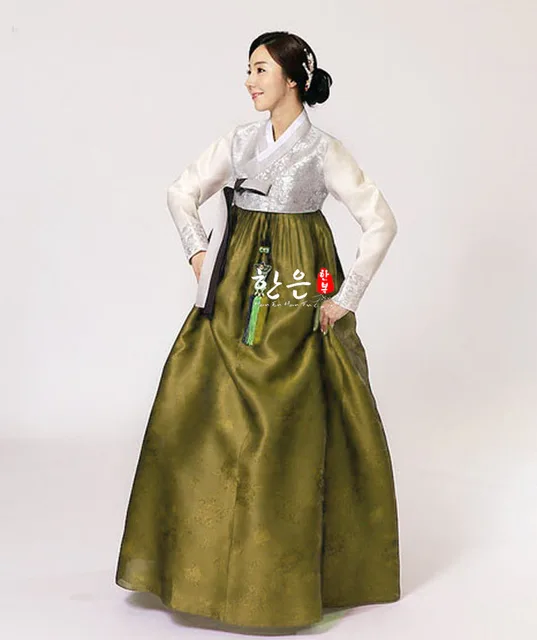 유니크한 디자인과 현대적인 원단으로 만들어진 아름다운 한국 수입 원단의 한복과 드레스를 만나보세요.