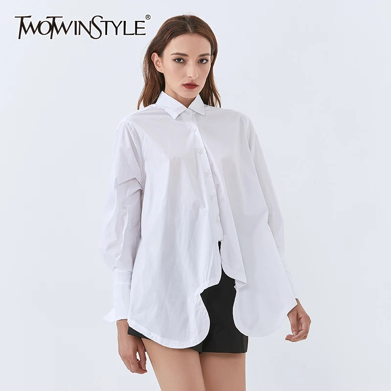 Женская блузка с асимметричным подолом TWOTWINSTYLE белая Свободная отложным