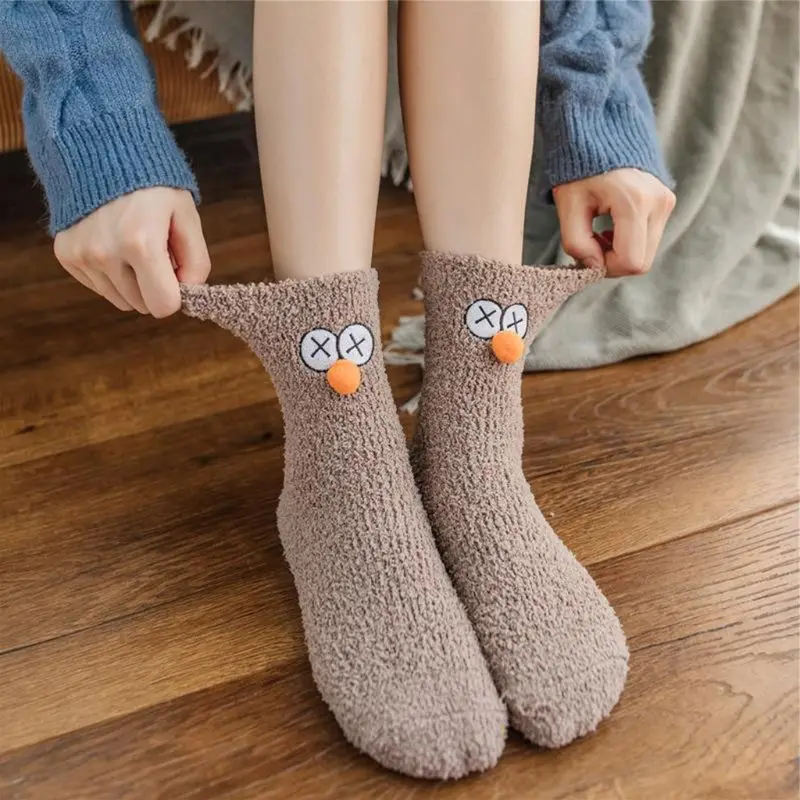 Женские Зимние коралловые бархатная тапочка носки милые глаза вышивка помпон сна чулочно-носочные изделия