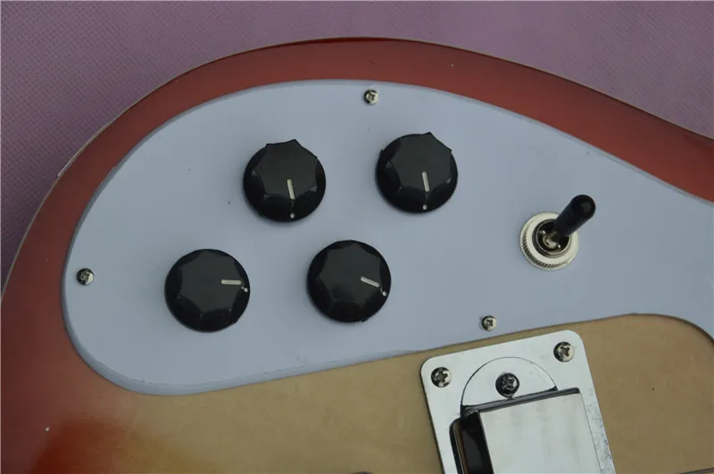 Левая рука 4 струнные басы. Электрогитара гитара красного цвета