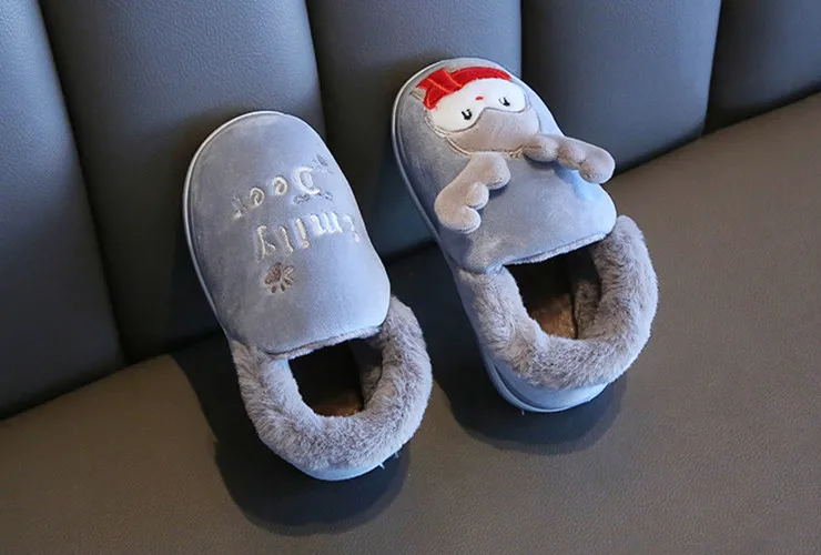 WFL/Детская Хлопковая обувь; милые зимние теплые Нескользящие Детские тапочки для мальчиков; Новинка года; милые домашние тапочки из хлопка с мехом для малышей