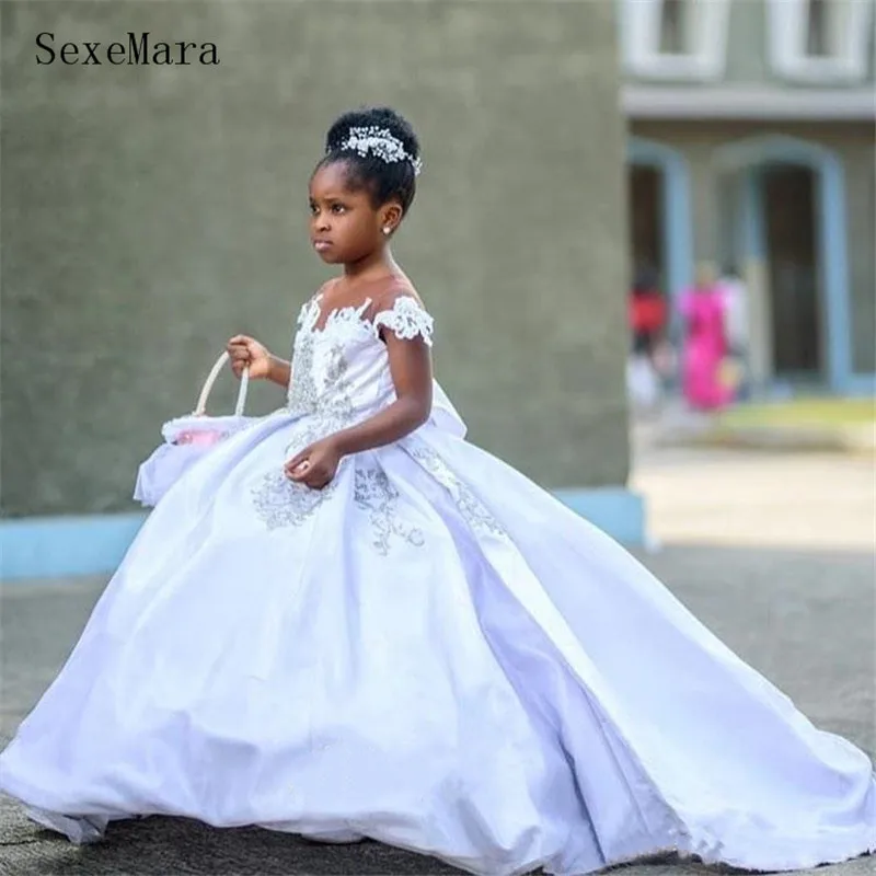 

White Lace Beaded Flower Girl Dresses Cap Sleeves Satin Little Vintage Communion Pageant Dresses Birthday Gowns with Bow