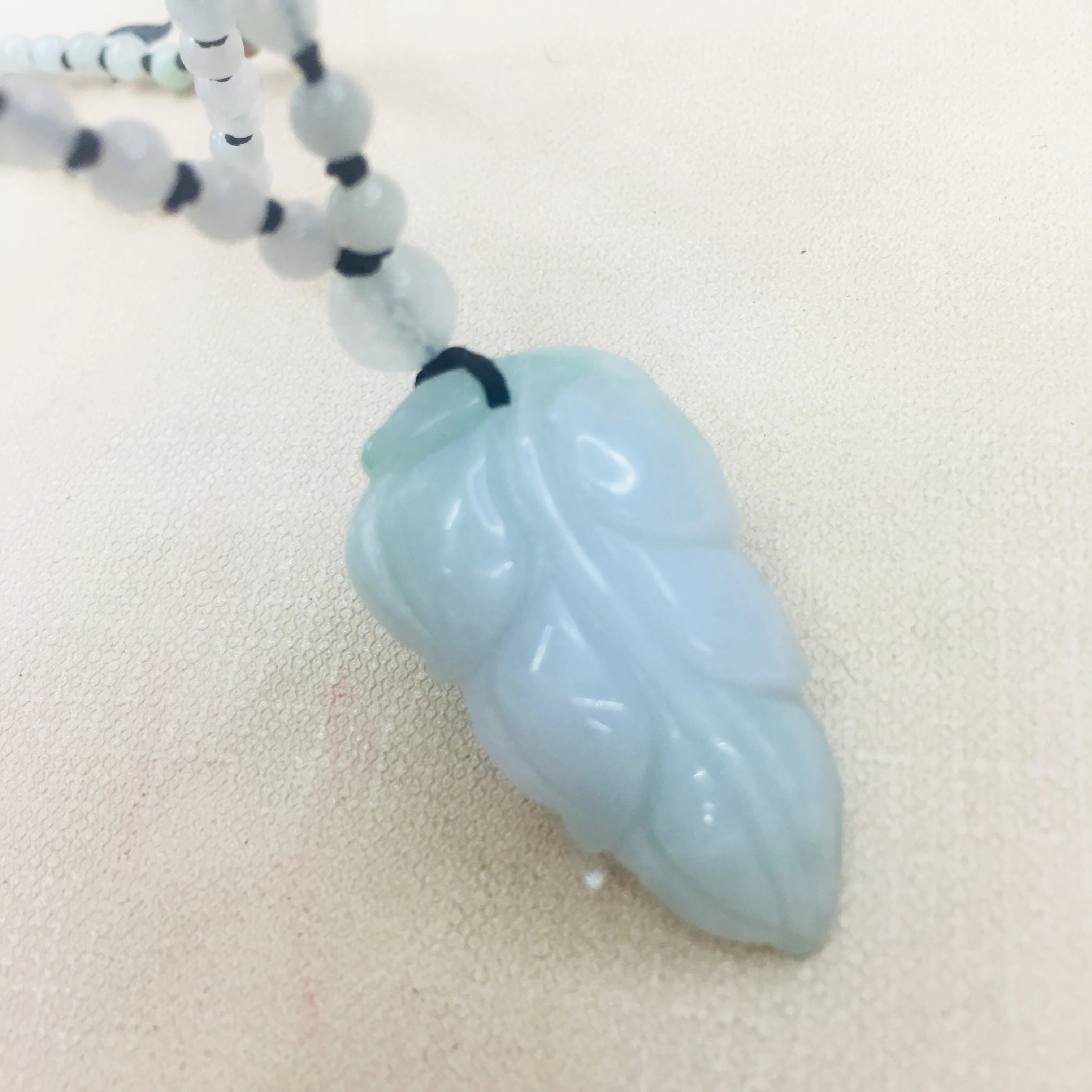 

Natural Burmese Emerald Jade Carving Leaf Pendant with Handmade Handmade Jade Tri-Color Bead Necklace Women's Sweater Chain