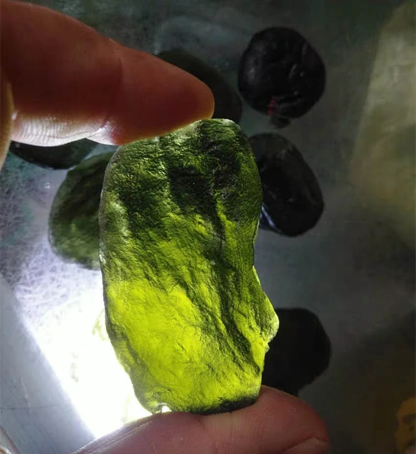 Ceny Gorąca sprzedaż A + + naturalne Moldavite zielone aerolity kryształowy kamienny wisiorek energia apotropaic4g 6g lot + darmowe liny unikalny naszyjnik