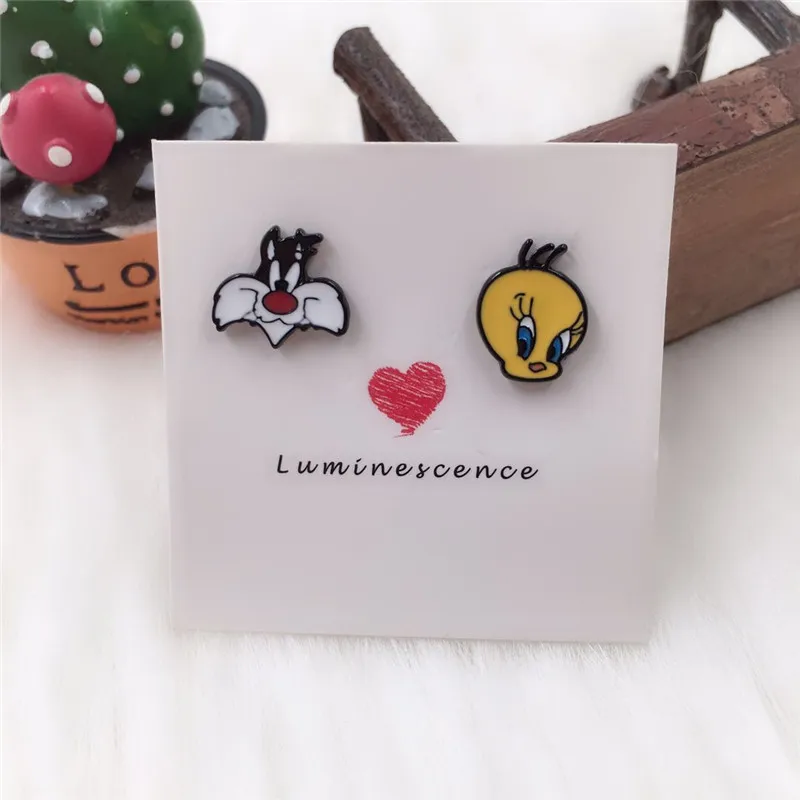 

EUPNHY 1Pair Cartoon Cute Cat Expression Stud Earrings for Women Girls Allergy Free Small Fashion Jewelry Accessories