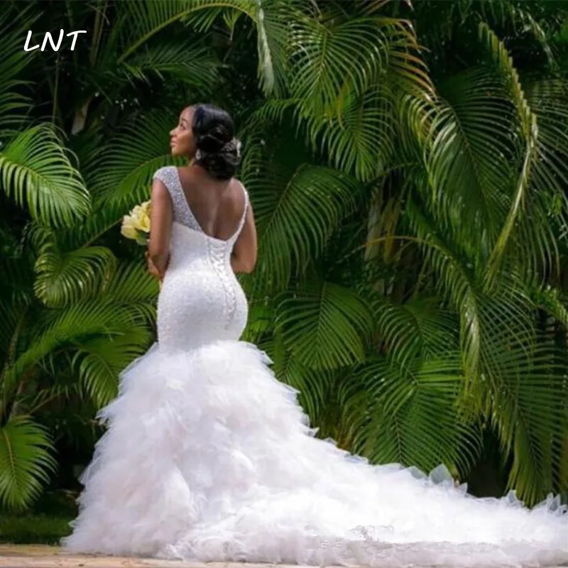 Женское платье с V-образным вырезом и юбкой в несколько рядов | Свадьбы торжества