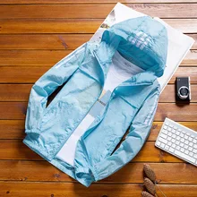 Одежда для защиты от солнца, мужская летняя новая стильная мужская куртка в Корейском стиле, облегающая дышащая одежда с капюшоном для защиты от солнца, тонкая B