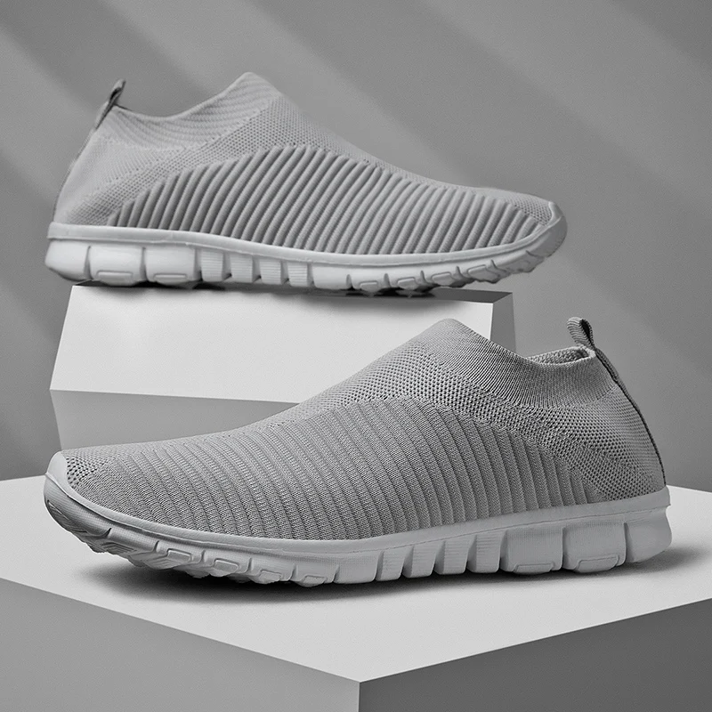 Gran oferta nueva ultraligero zapatos casuales cómodos par Unisex hombres mujeres calcetín boca caminando zapatillas de deporte de verano gran tamaño 35-47