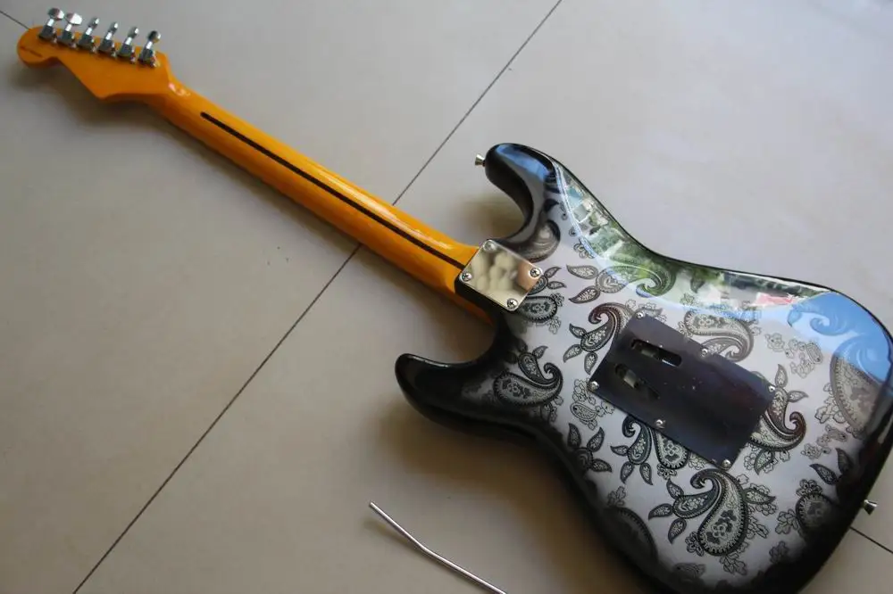 Бесплатная доставка электрическая гитара 3 пикапа модель STR на заказ в черном