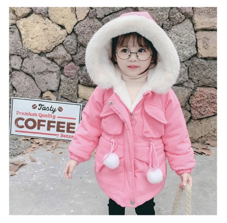 Новое зимнее хлопковое пальто для детей 2-7 лет, однотонная одежда с меховыми помпонами для маленьких девочек, ветрозащитная хлопковая одежда