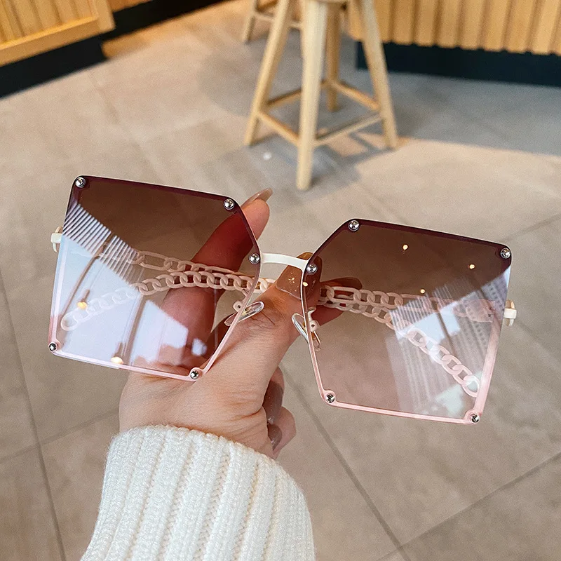 2021 New Fashion Oversize Gradient Sunglasses For Women Vintage Alloy Chain Frame Rivet Square Sun Glasses Unisex Elegant Shades