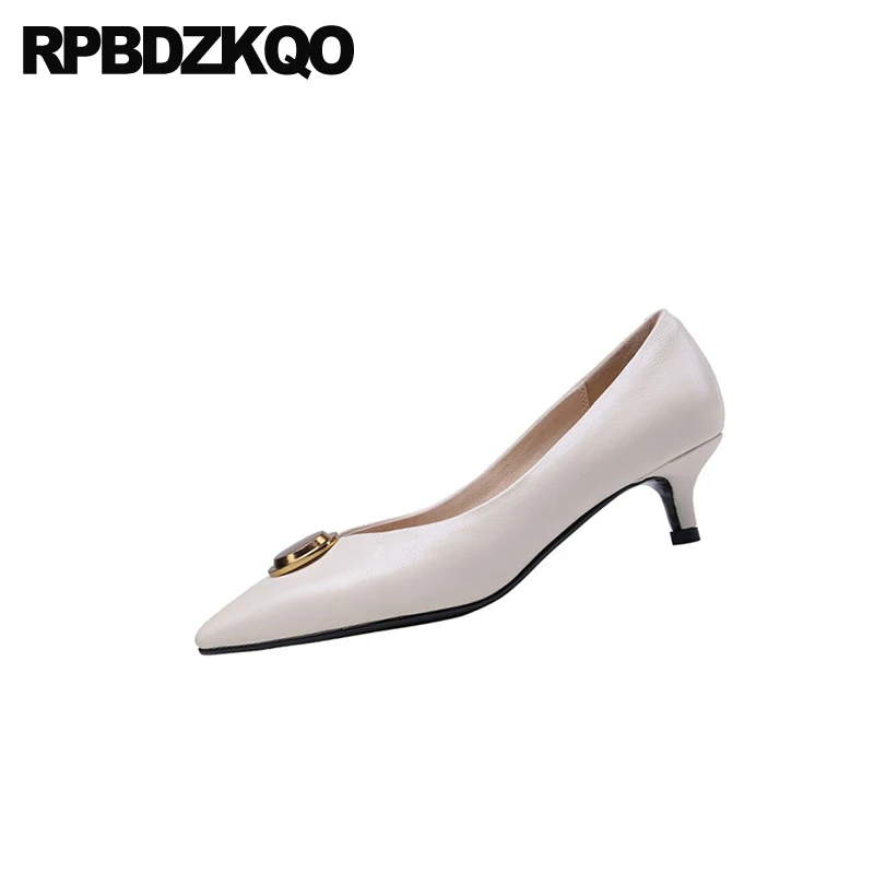 Scarpin/туфли-лодочки «рюмочка»; металлическая Дизайнерская обувь в европейском стиле; женская официальная обувь с острым носком; цвет бежевый; офисная обувь из натуральной кожи на низком каблуке; ; Размер 33
