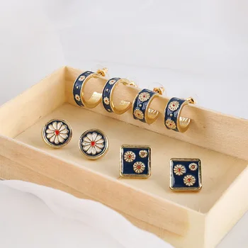 

Retro Enamel Industrial Ear Stud Women's Ink Blue Elegant Elegant Palace Earrings Delicacy Curved Daisy Ear Stud Silver Needle