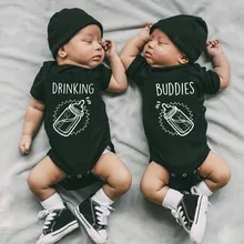 Новые летние Twin комбинезон для маленьких мальчиков и девочек, короткий рукав с буквенным принтом Собутыльники Одежда для новорожденных комбинезон черного цвета