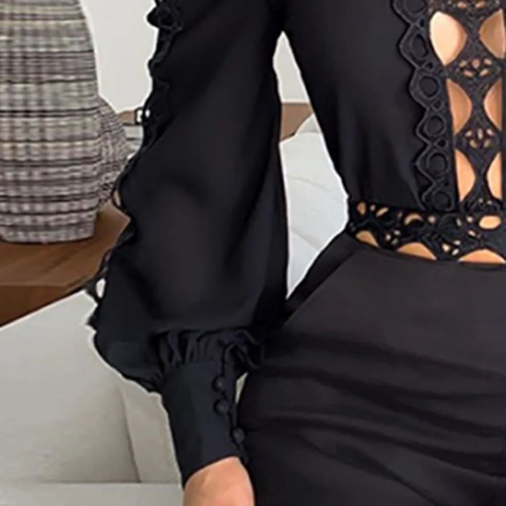 Женский кружевной комбинезон элегантный белый с вырезами и длинным рукавом