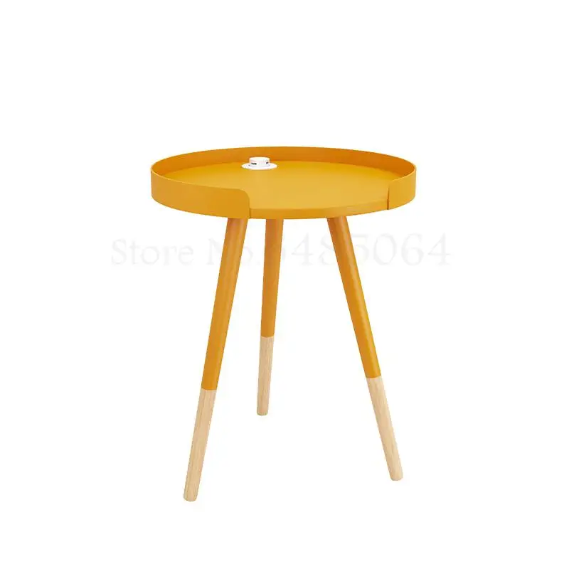 Маленький круглый стол с диваном в скандинавском стиле несколько спален