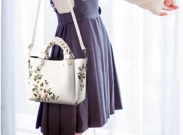 Женские сумки с плетеными ручками из искусственной кожи с цветочным узором, маленькие ручные сумки, повседневные брендовые модные дизайнерские женские сумки на плечо, белые женские сумки