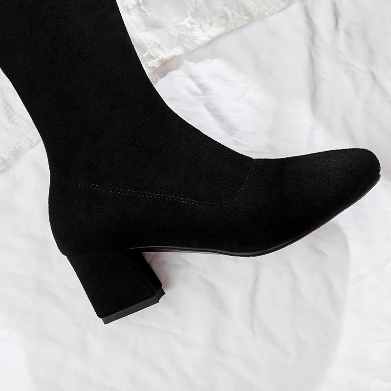 Женские сапоги выше колена с квадратным носком, на квадратном каблуке, с узкими лентами; сезон осень; женская обувь из эластичной ткани; цвет черный, темно-серый; E172