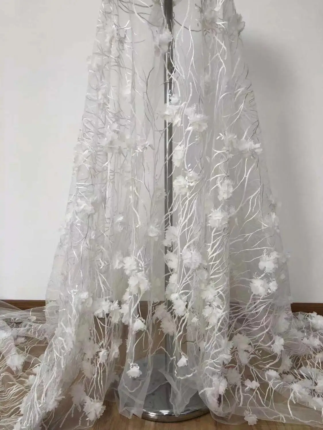 

Factory offers lace fabric 2019Latest African 3D Applique tulle lace fabric for Nigerian Christmas party Dresses Winn395r white