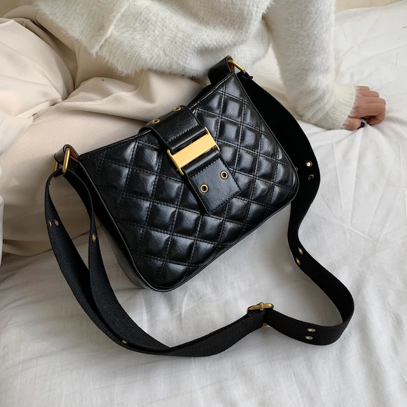 

Retro Fashion Slung Rhombic Shoulder Bag Width 24cm High 18cm Thick 7cm