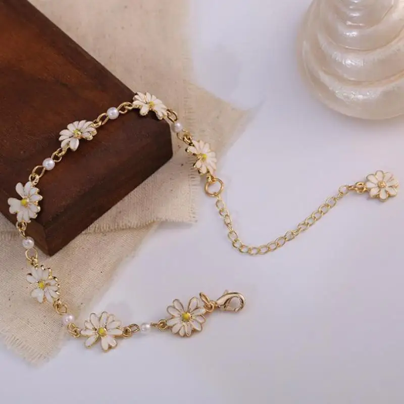 Fashion Sweet Daisy Flower Bracelets Personality Minimalist Flowers Pearl Bracelet Women Party Banquet Statement Jewelry Gift