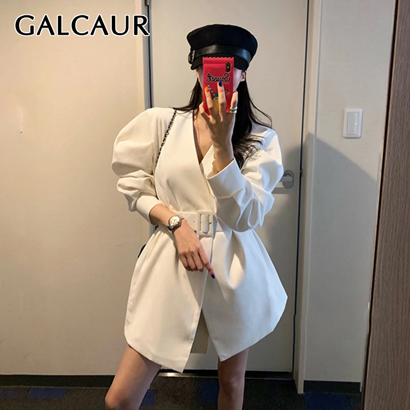 Женское пальто с поясом GALCAUR белое Свободное в Корейском стиле v образным вырезом