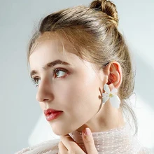 Новые корейские серьги, свежие и милые модные женские серьги с металлическими лепестками, подходящие для зимы, ювелирные изделия для девочек