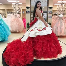 Удивительная вышитая бальное платье без бретелек Quinceanera платья для выпускного бала со стразами из органзы с каскадными оборками Сладкий Праздничное платье