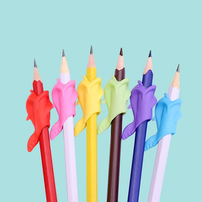 10 Uds. 2 uds. Porta bolígrafos para niños herramienta de aprendizaje de escritura de silicona para bebé, dispositivo de corrección, lápiz de pescado, corrector de escritura para lápiz, papelería