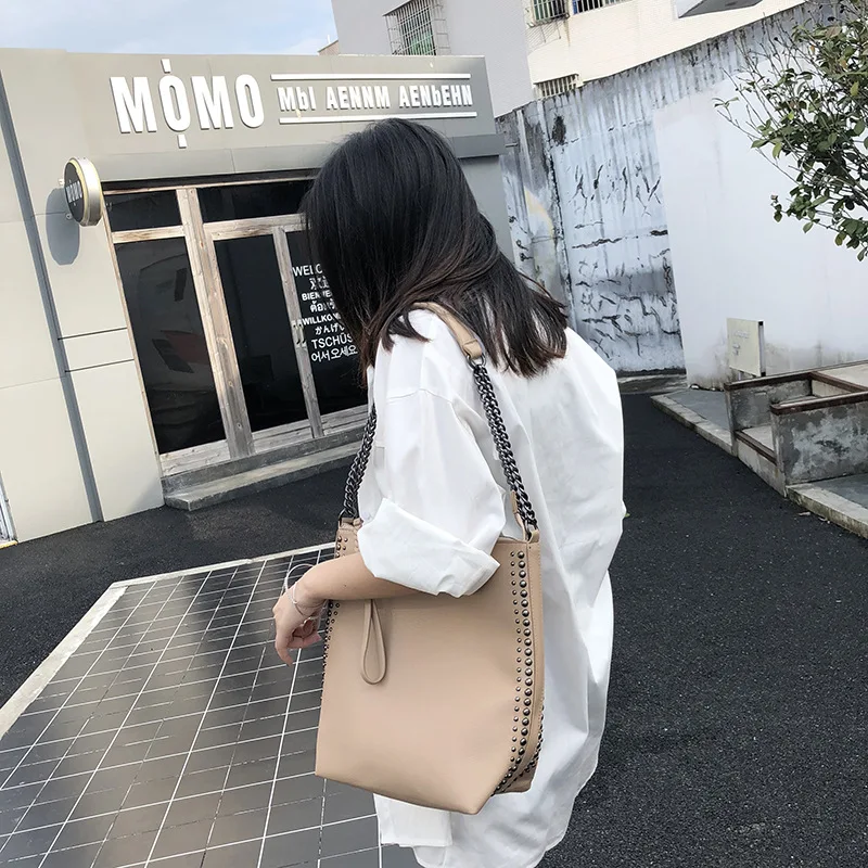 

2020 New Style Bag Women's Hong Kong Style Retro Large-Volume WOMEN'S Bag Fashion Fashion Rivet Crossbody Bag