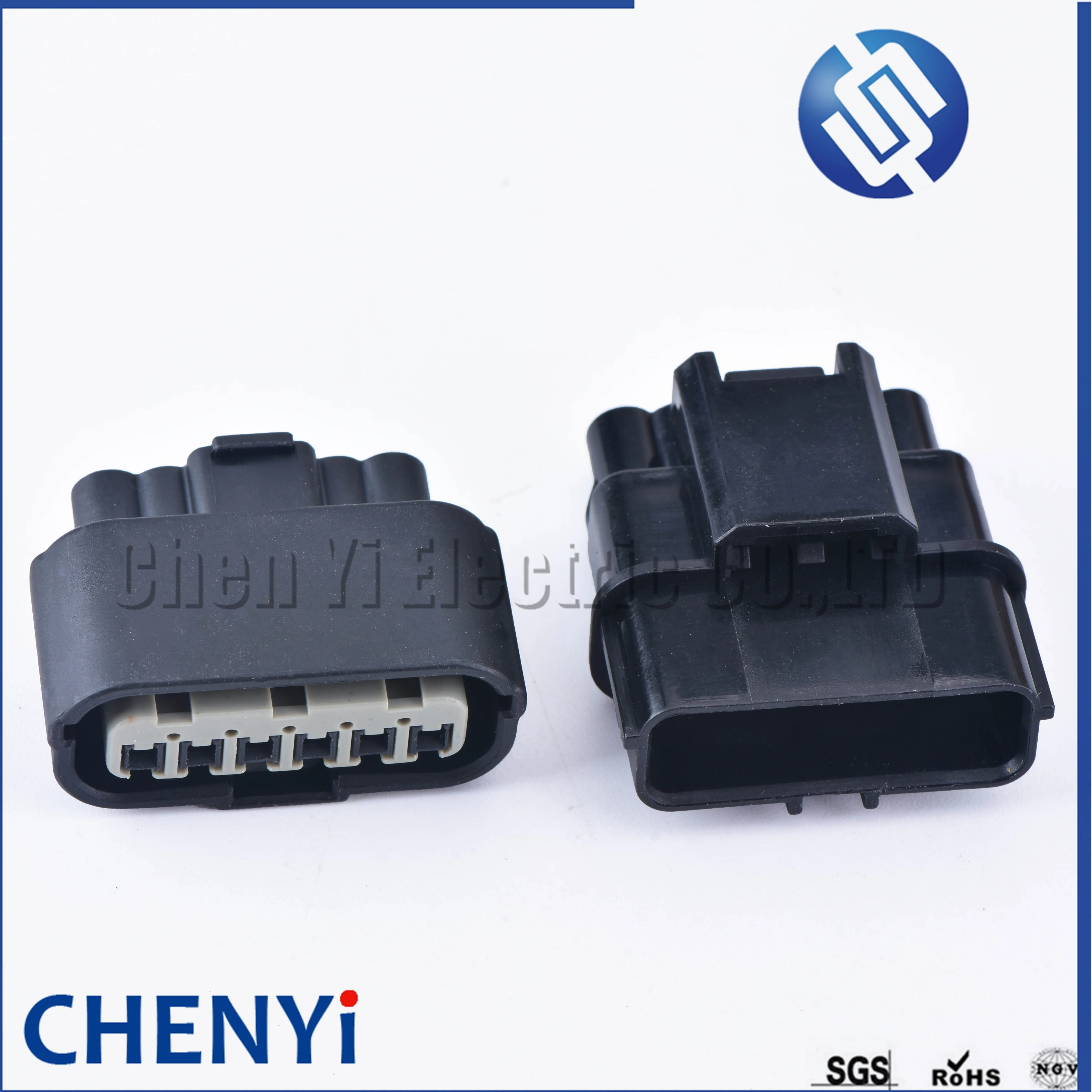 Каждый автоматический соединитель включает корпус соединителя, клеммы и упл...