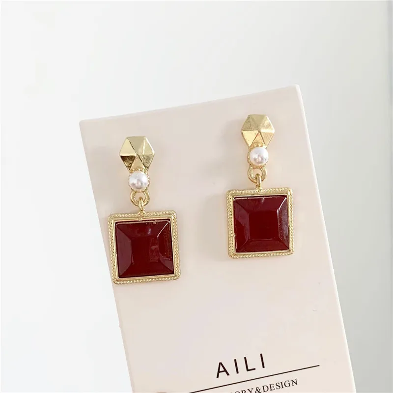 

Paragraph show thin fashion baroque wind restoring ancient ways hexagonal geometry square pearl earring stud earrings joker Fren