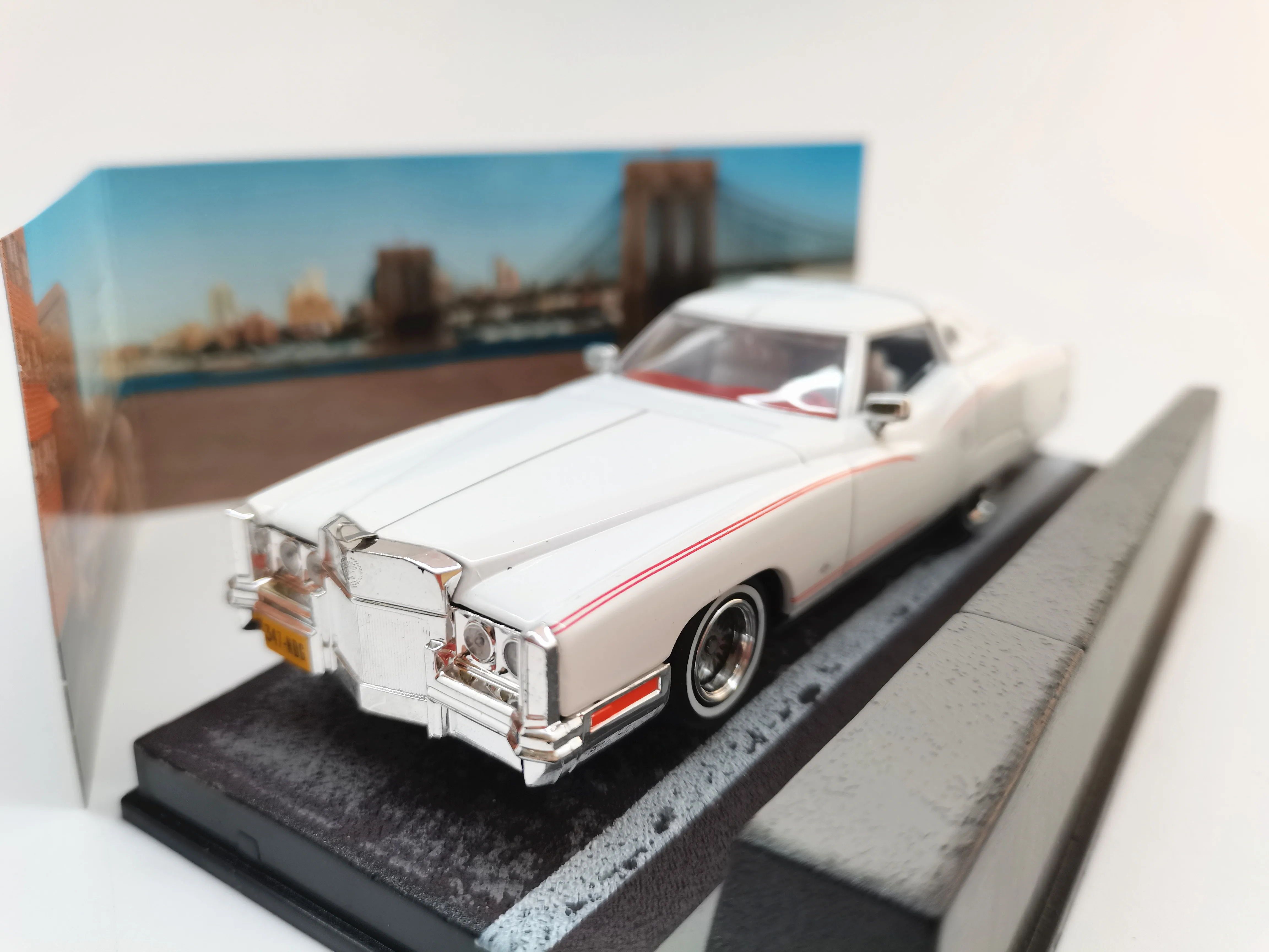 UH 1/43 Cadilla CORVORADO LIVE AND LET DIE 007 |