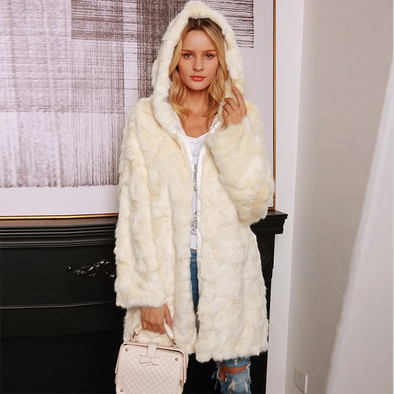 Женское длинное пальто с капюшоном бежевое повседневное из искусственного меха