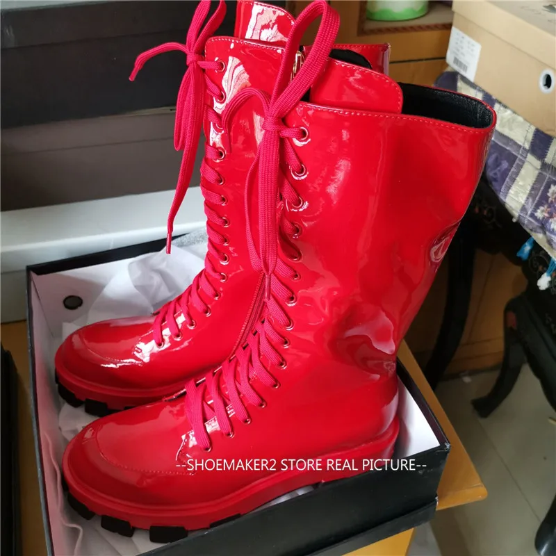 Модные женские рыцарские сапоги из лакированной кожи на плоской платформе мотоботы до середины икры с перекрестной шнуровкой г. Красные, розовые женские ботинки