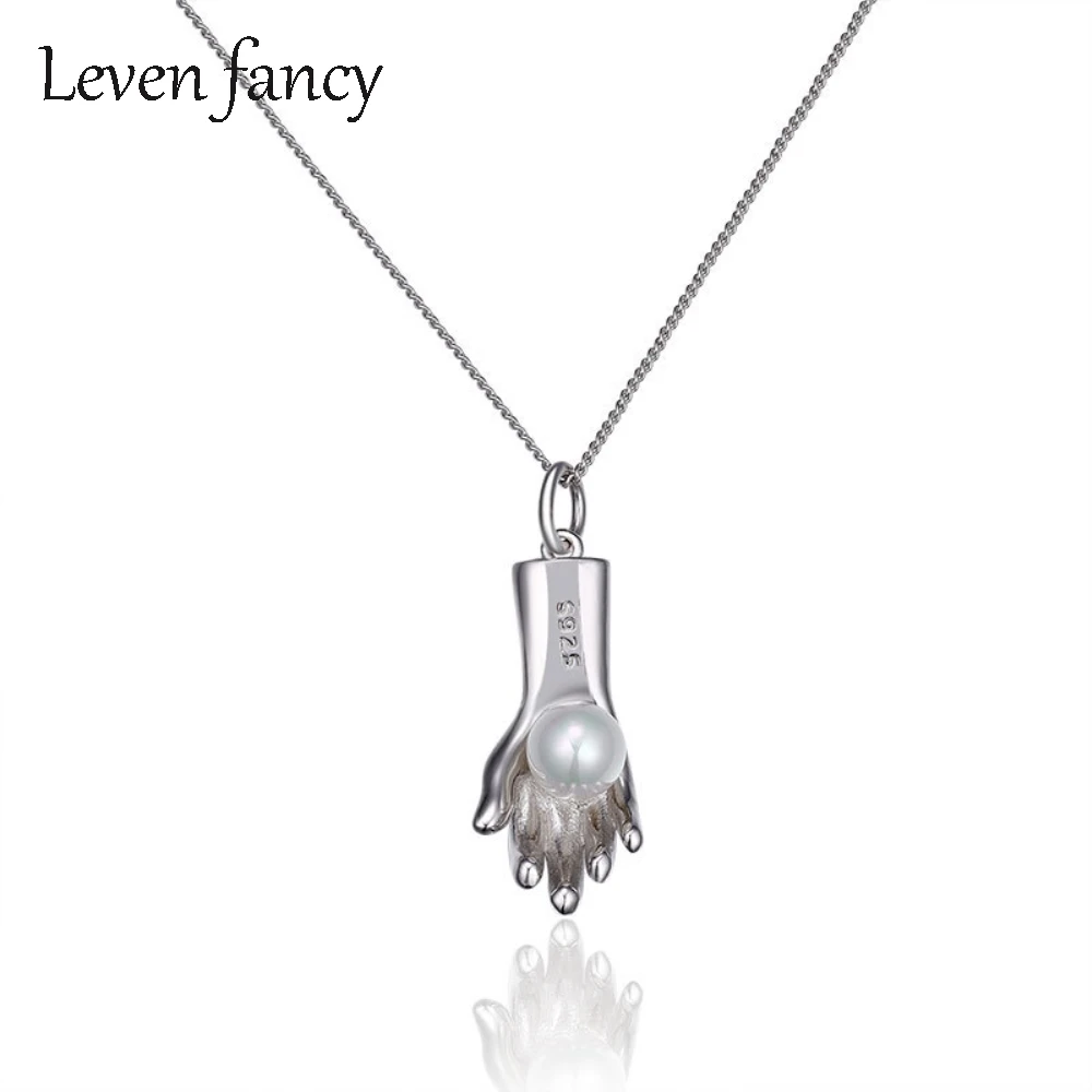 925 Sterling Silver Hand Holding Pearl 