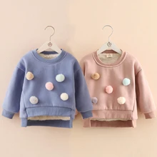 Зимний утепленный свитер для маленьких девочек; пальто; 2 цвета; Детские свитера с длинными рукавами; Одежда для младенцев; теплый флисовый пуловер с помпонами; топы