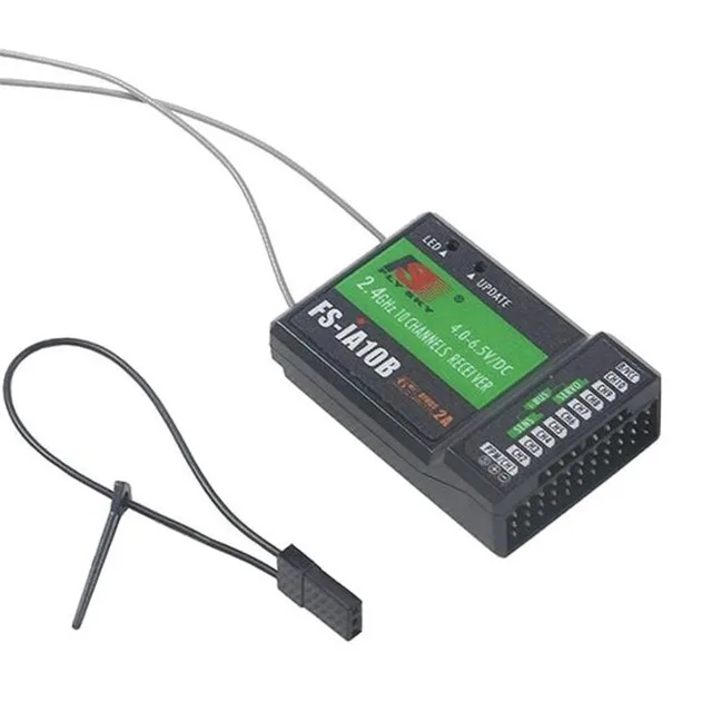 Récepteur 2.4GHz IA10B tenu en main pour illustrer sa taille compacte adaptée aux drones et avions.