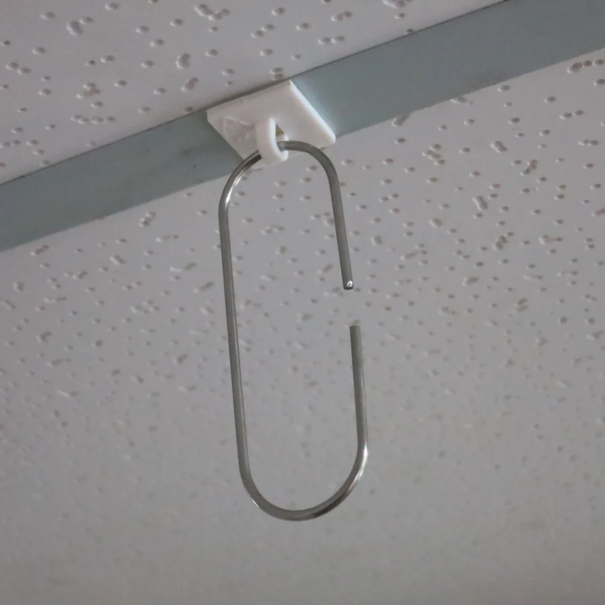 как вставлять крючки в карниз. крючок для кольца д/потолочного карниза кантри 100шт рекар. фурнитура крючок карнизный плоский с-1727 пластик. карниз 462 симпл 2-рядный белый. крепление потолочной гардины.