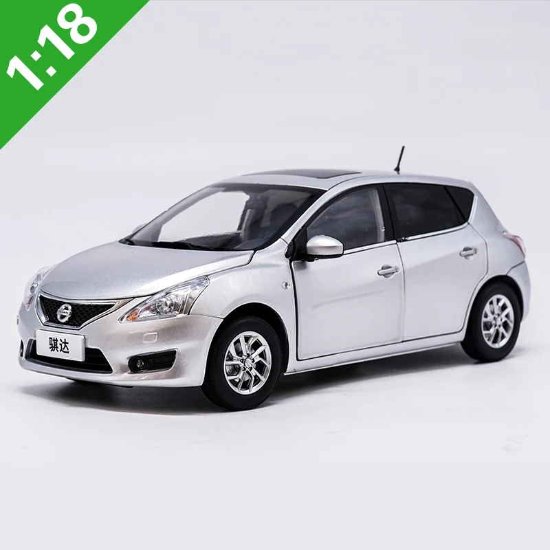 1:18 высокое тщательное NISSAN TIIDA сплав модель автомобиля статические металлические модельные автомобили с оригинальной коробкой - Цвет: Серебристый