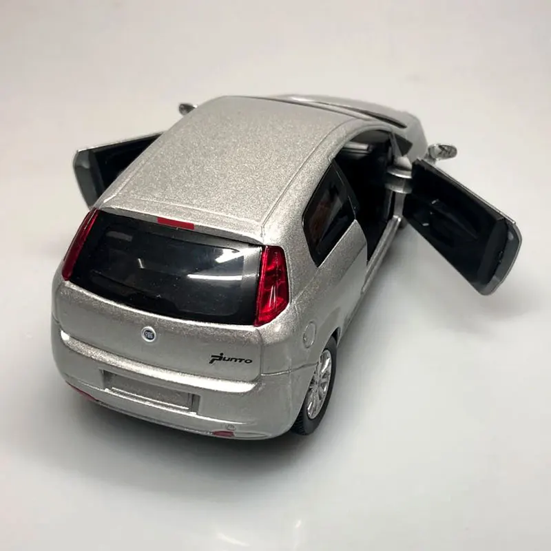 NEWRAY 1/24 масштаб классическая модель автомобиля FIAT Grande Punto 16,5 см длина литая под давлением металлическая модель автомобиля игрушка для коллекции, подарок, дети
