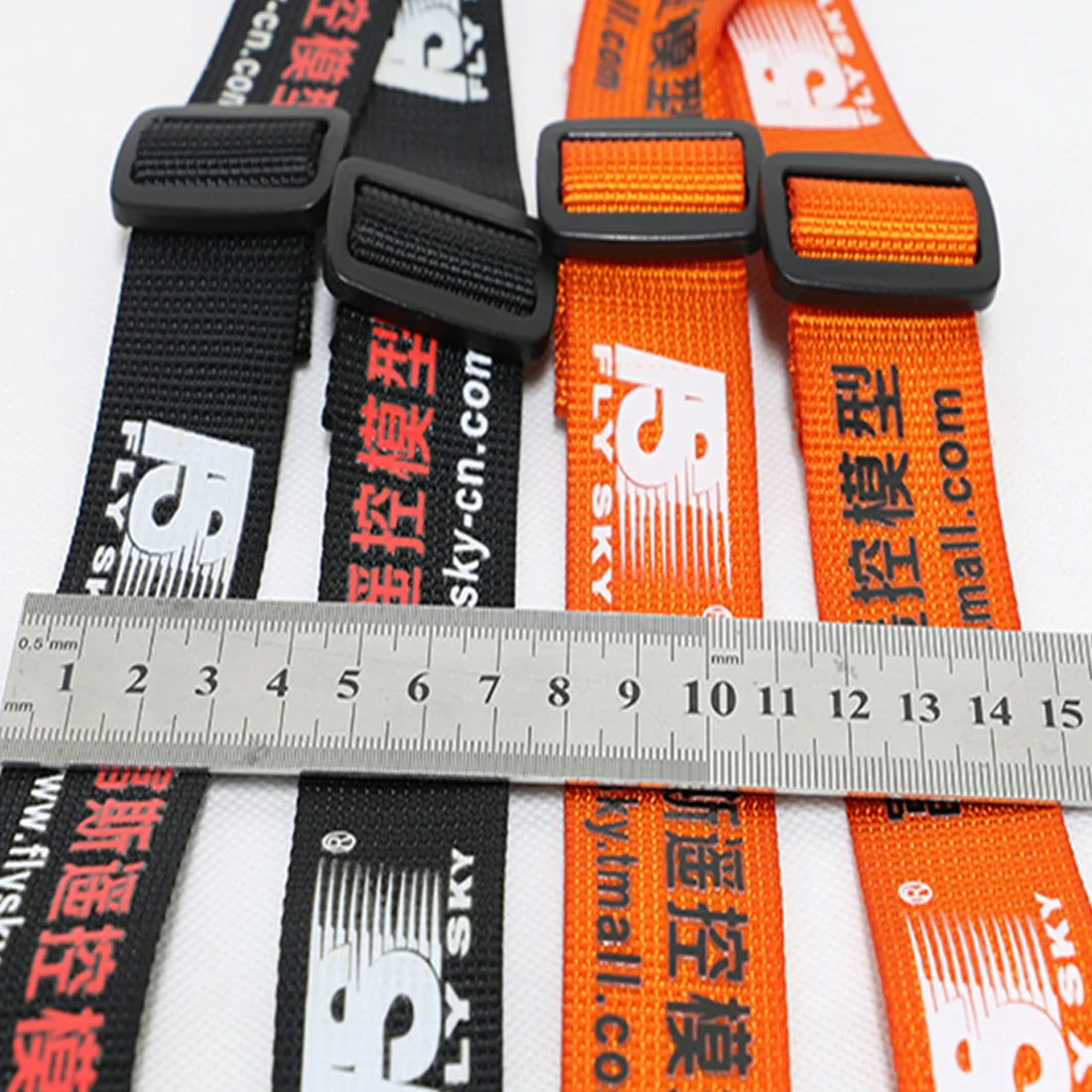 Sangle de cou réglable pour émetteur Flysky portée par un utilisateur, avec l'émetteur attaché.