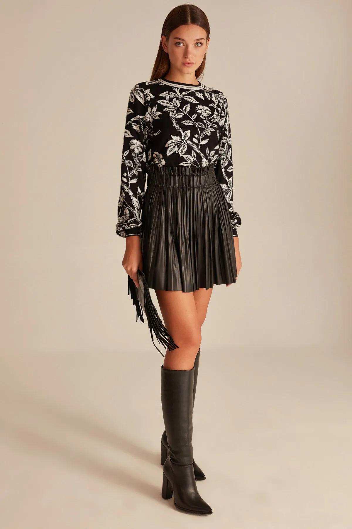 Свитер на пуговицах с цветочным узором и рукавами-фонариками-черный экрю |