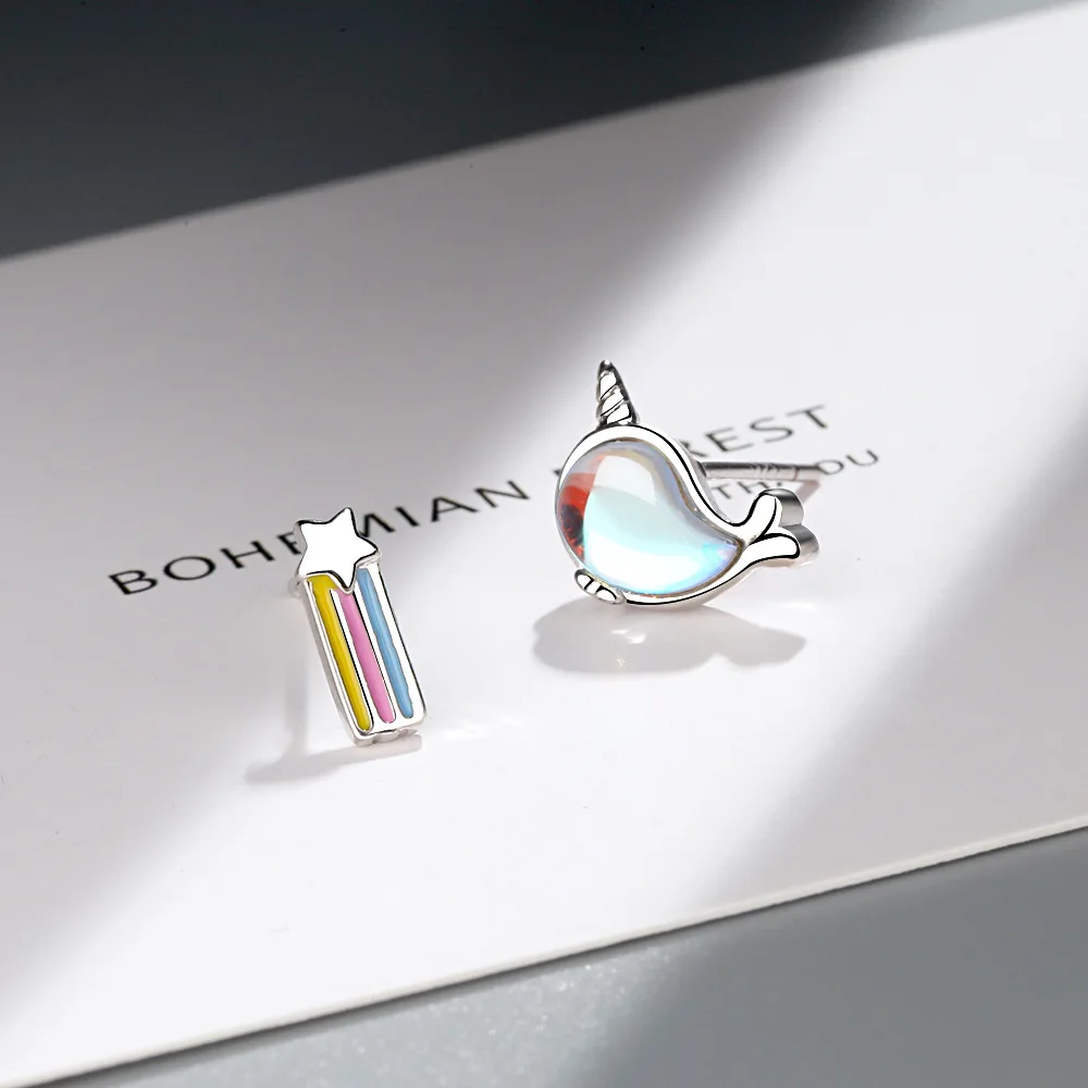 Женские асимметричные серьги-гвоздики из серебра 925 пробы с радужным единорогом |