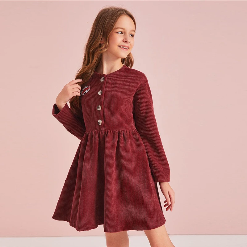 SHEIN Kiddie/бордовое расклешенное вельветовое платье с заплатками на пуговицах спереди; детские осенние мини-платья трапециевидной формы с высокой талией, длинными рукавами и карманами