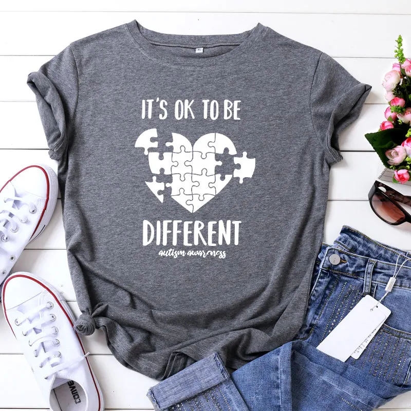 Женская футболка с круглым вырезом It's OK TO BE DIFFERENT из 100% хлопка коротким рукавом