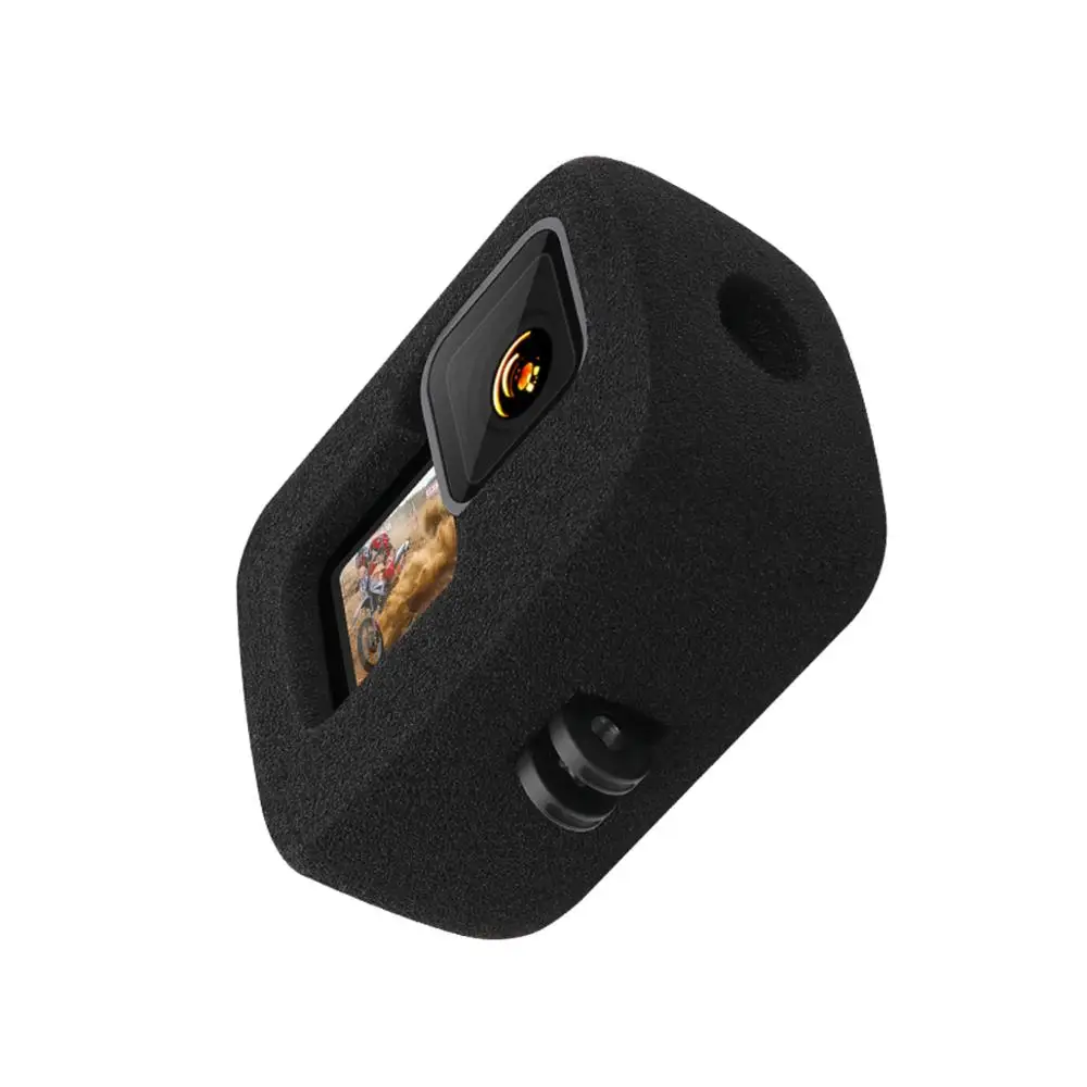 Cache anti-vent en mousse pour GoPro Hero 12 11 10 9 installé sur une GoPro, réduction du bruit du vent en action.