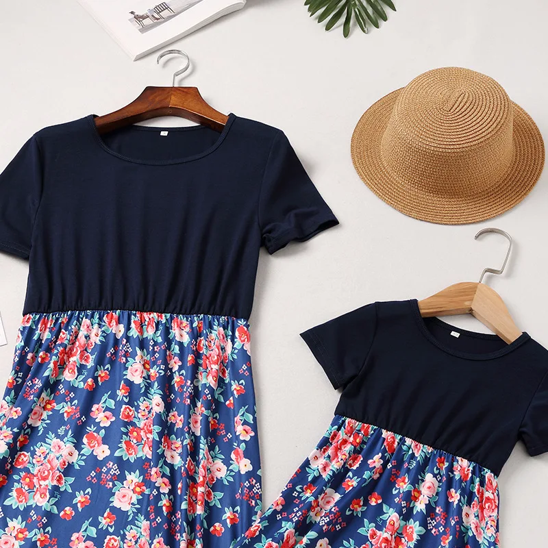 Семейный комплект «Мама и я»; Одинаковая одежда для мамы и дочки; платье миди; Повседневное платье с цветочным принтом и короткими рукавами для мамы и дочки