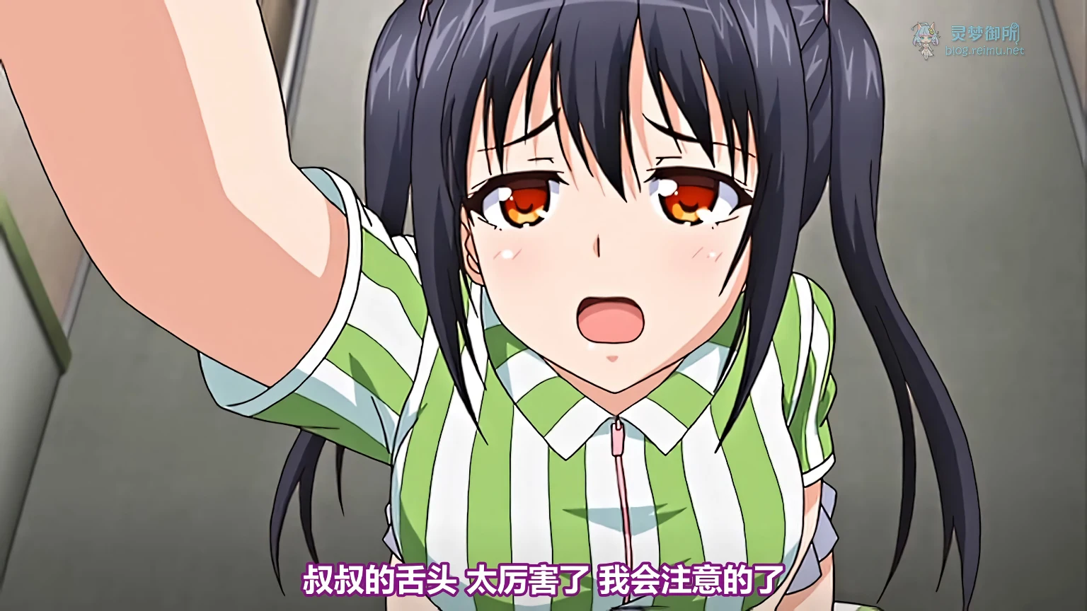 Девушка обнимает парня со спины